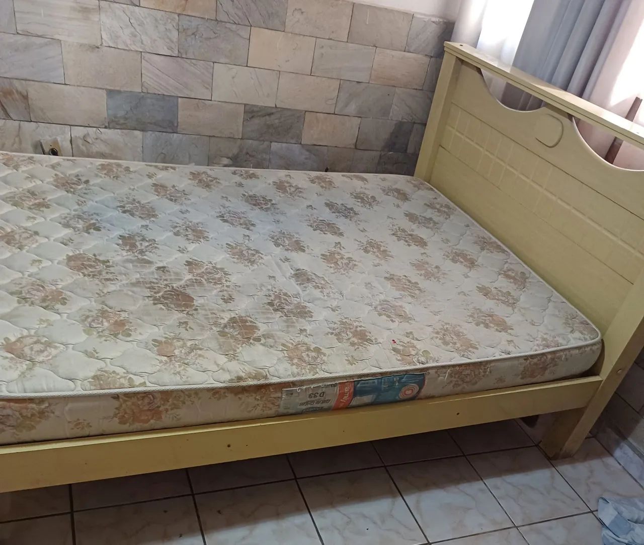 Vendo cama de casal com colchao e criado mudo - Foto 2