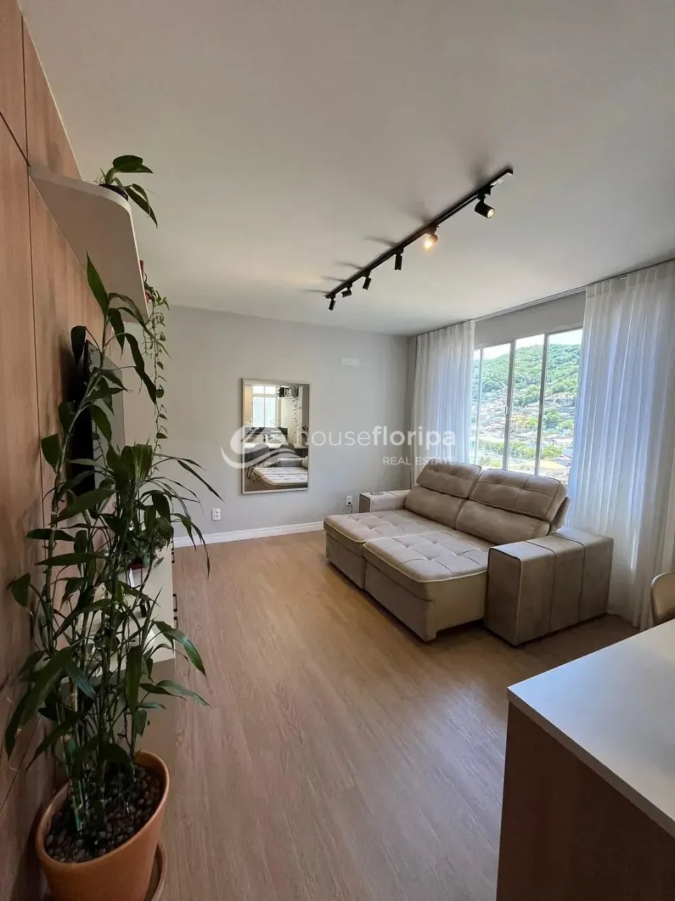Apartamento reformado e mobiliado com 2 dormitórios, vaga coberta, vista livre e sol norte - Foto 5