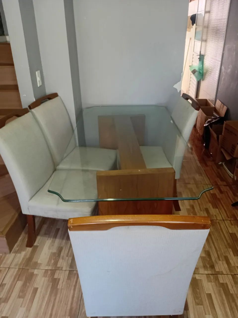 Mesa de vidro, com madeira maciça, com 6 cadeiras. - Foto 3