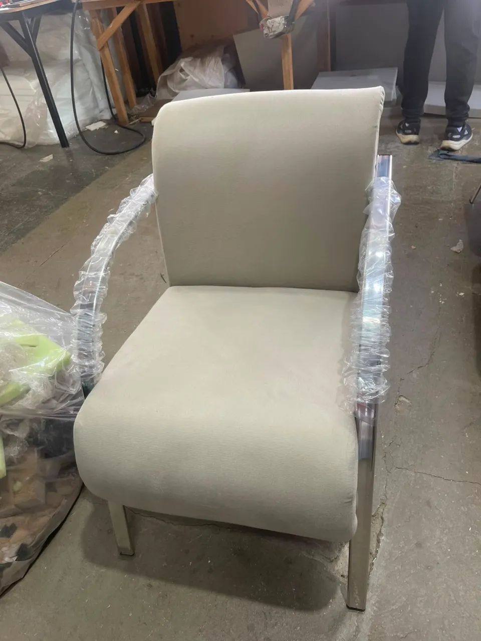 POLTRONAS EM SUEDE BRAÇOS DE ALUMÍNIO 