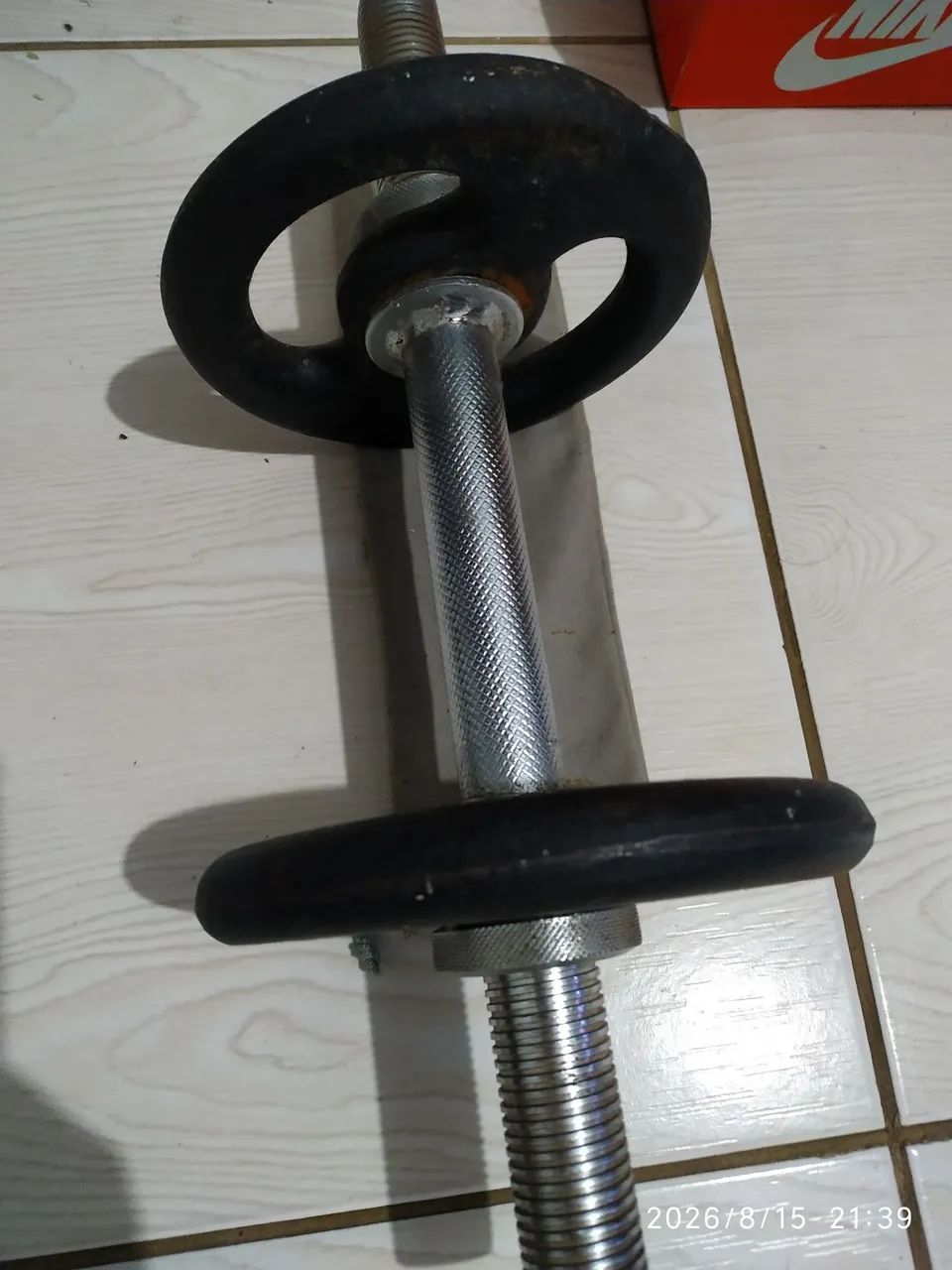 Barra maciça de musculação com rosca + anilhas de 2 kg