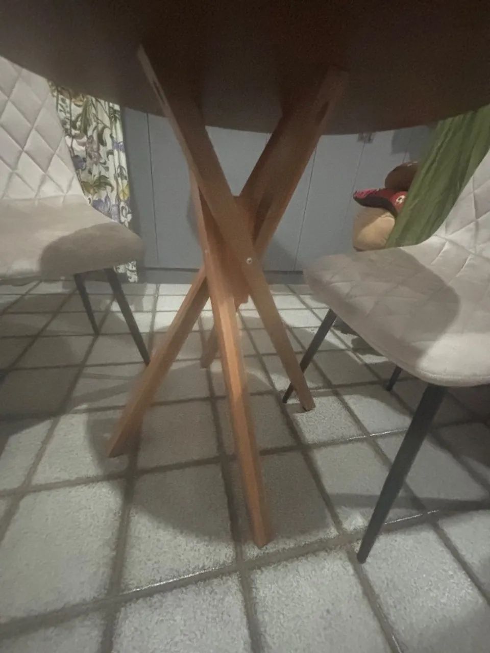 Mesa de jantar redonda com duas cadeiras  - Foto 3