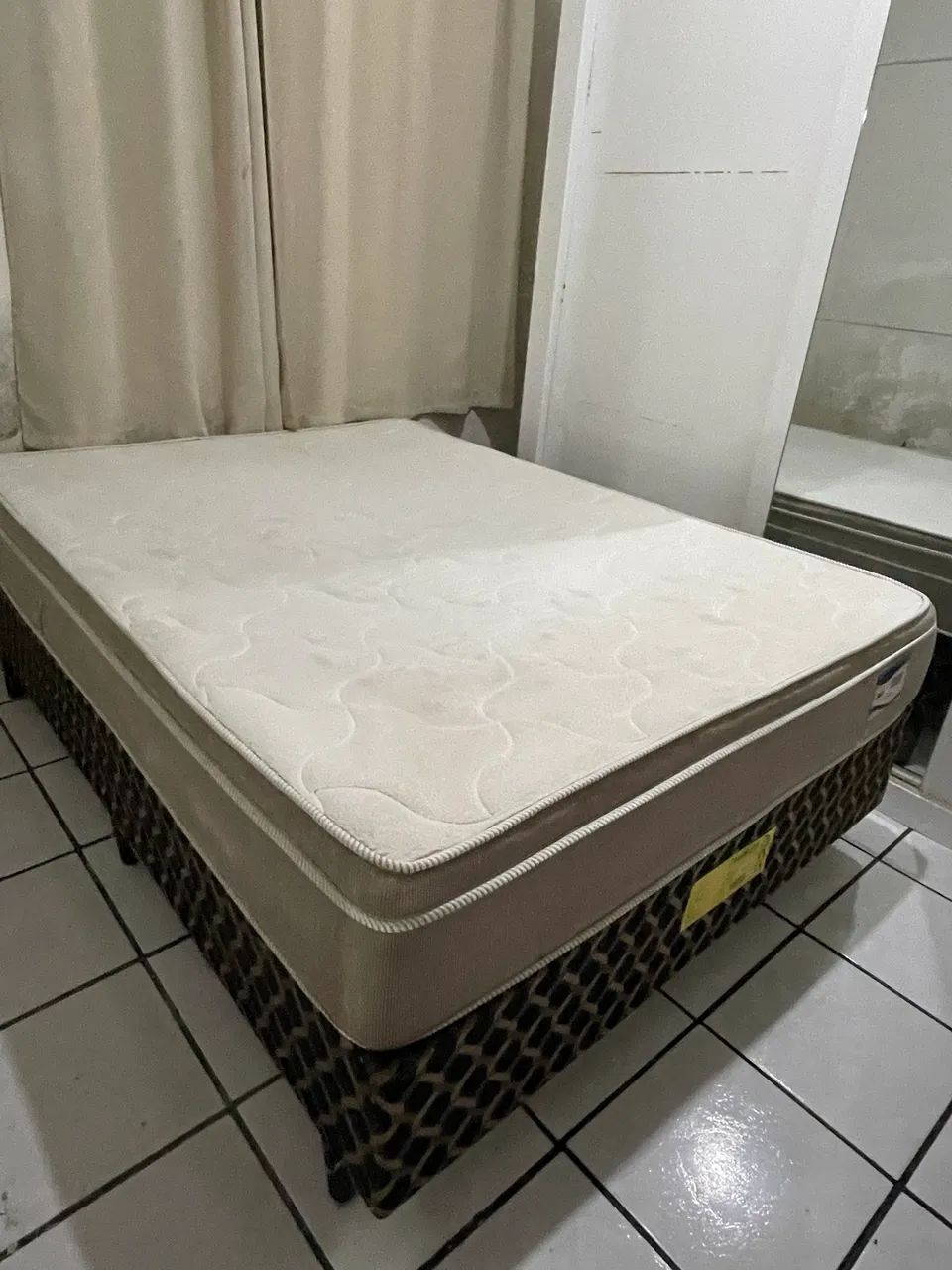 Quarto de casal com base, colchão painel de TV e escrivaninha 