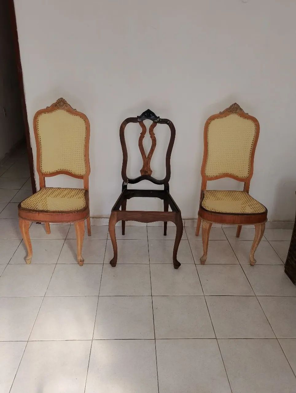 4  cadeiras, 2 com palhinhas, e 2 com almofadas,4 mil reais as 4 - Foto 2