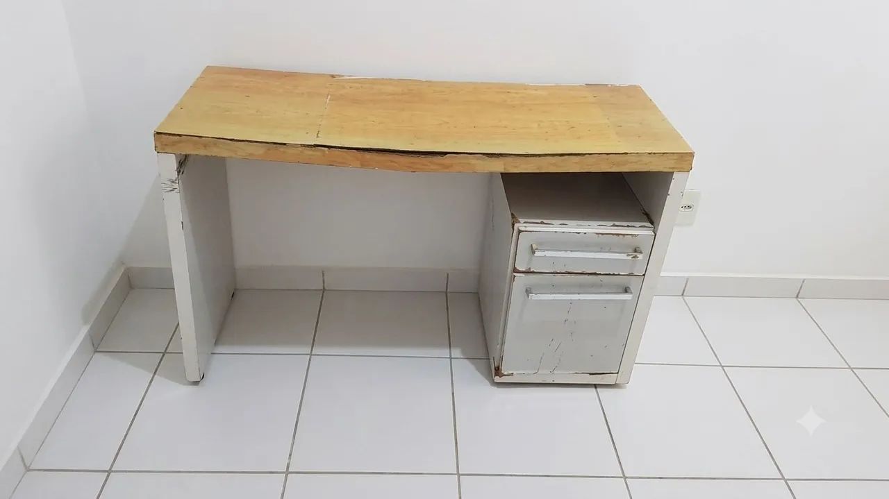Escrivaninha em bom estado