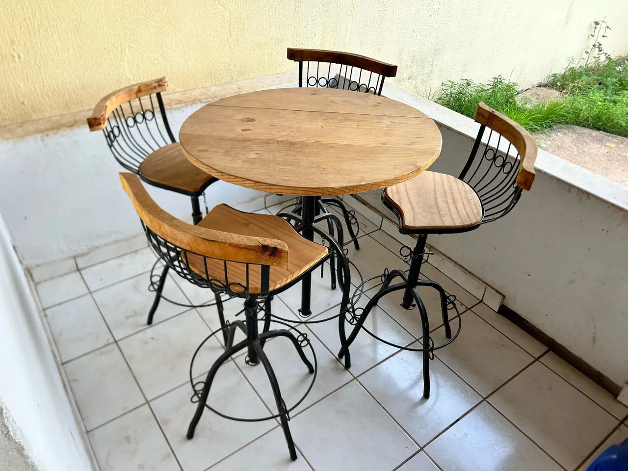 Bistrô Rústico: Mesa Alta + 4 Banquetas (Ferro e Madeira)