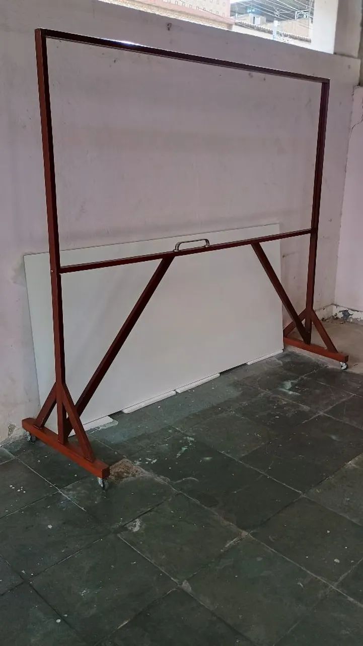 Lousa de vidro com suporte móvel de madeira. - Foto 3