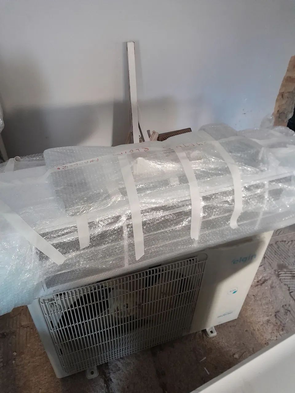 Ar-condicionado bem conservado 