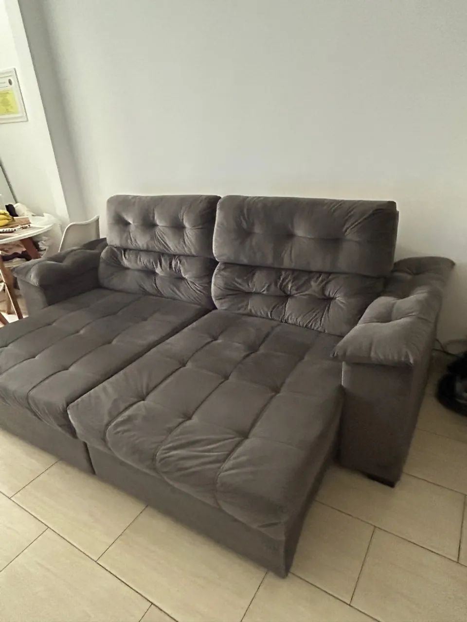 Sofá retrátil cinza grande super confortável 