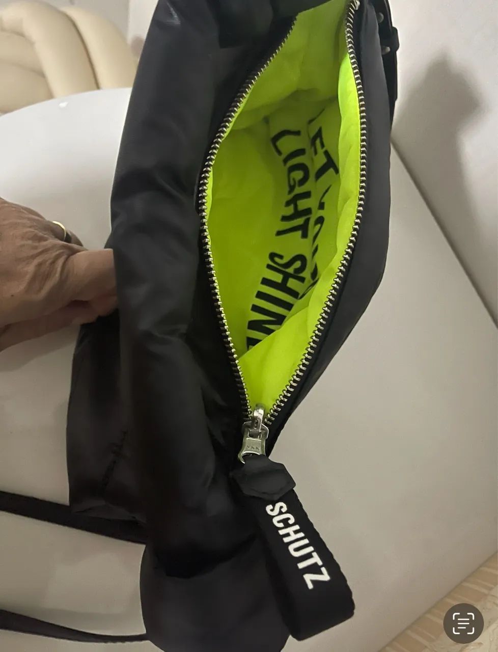 Bolsa Schutz preta em tecido  - Foto 3