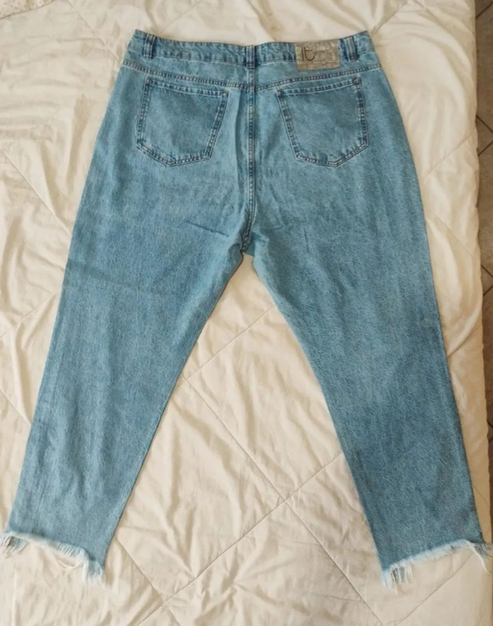 Calça Jeans  cós assimétrico com strass - Tamanho 50 Plus Size - Biotipo - Foto 2