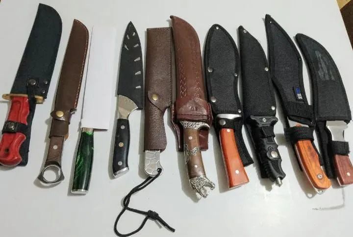 Lote 90+ facas, canivetes, facão, machadinha 