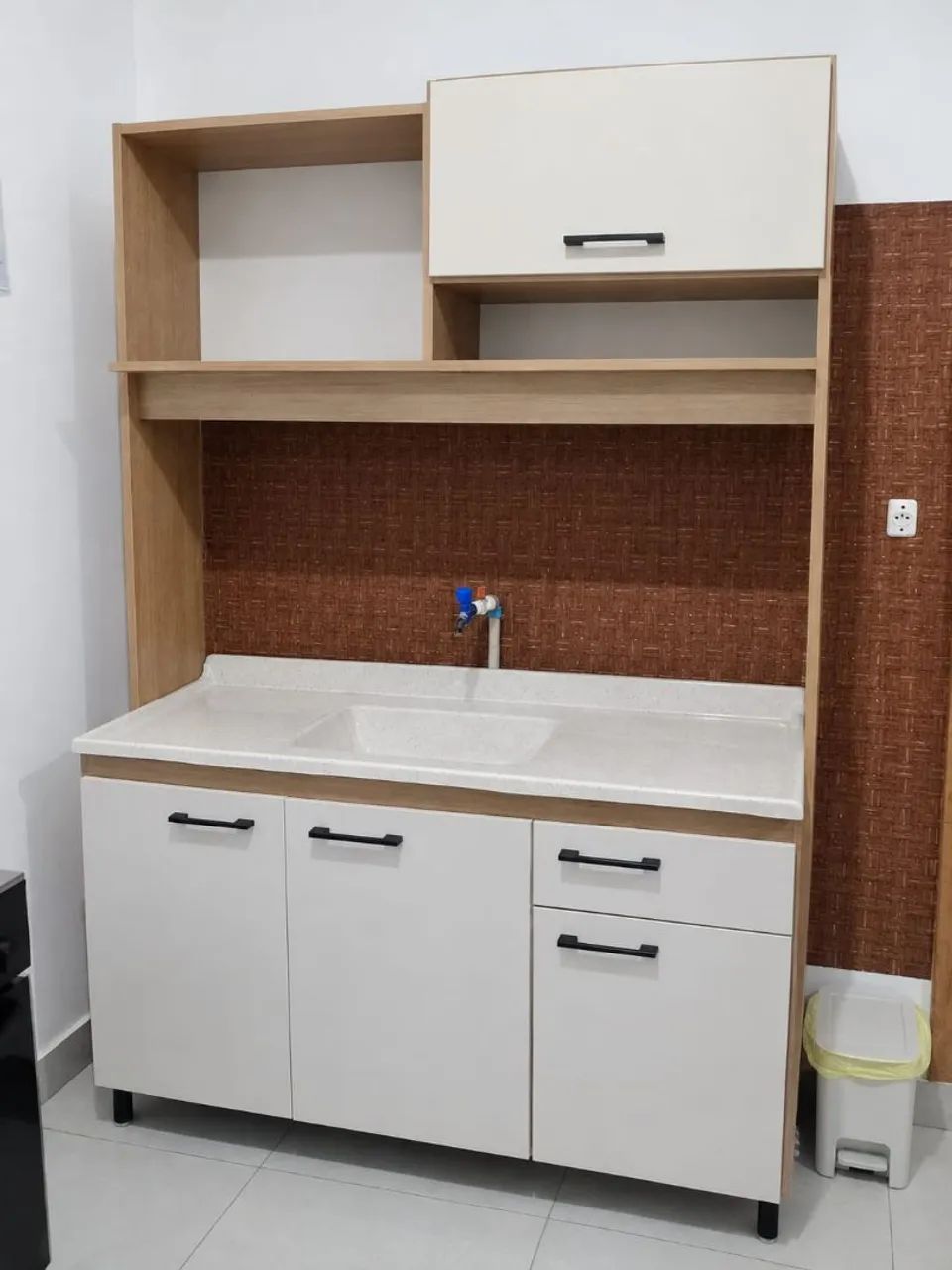 Cozinha com pia em marmorite bege