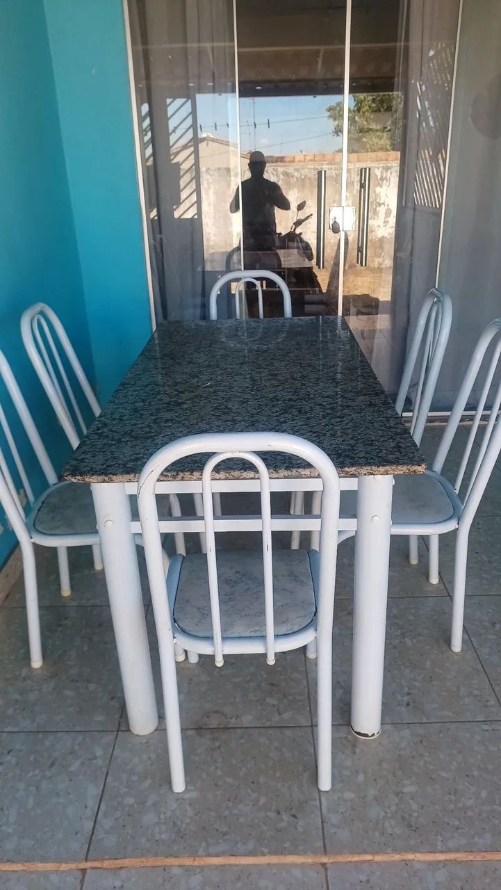 Vendo jogo de mesa com 6 cadeiras tampo em mármore 
