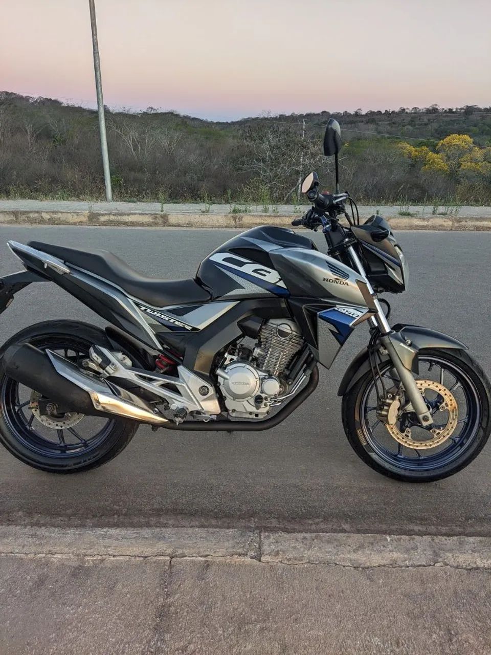 Cb Twister 250F 2019 bem cuidada