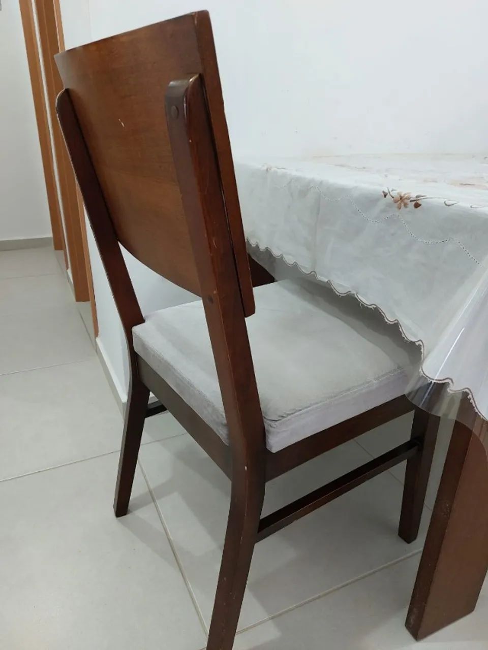 Mesa de jantar com 6 cadeiras estofadas 1,6 x 0,9m  - Foto 3