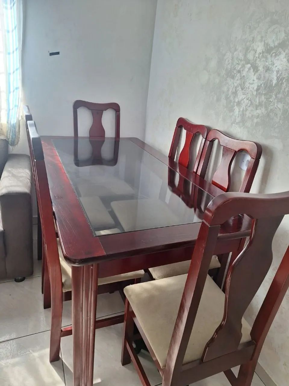 Mesa de madeira com tampo de vidro. - Foto 3