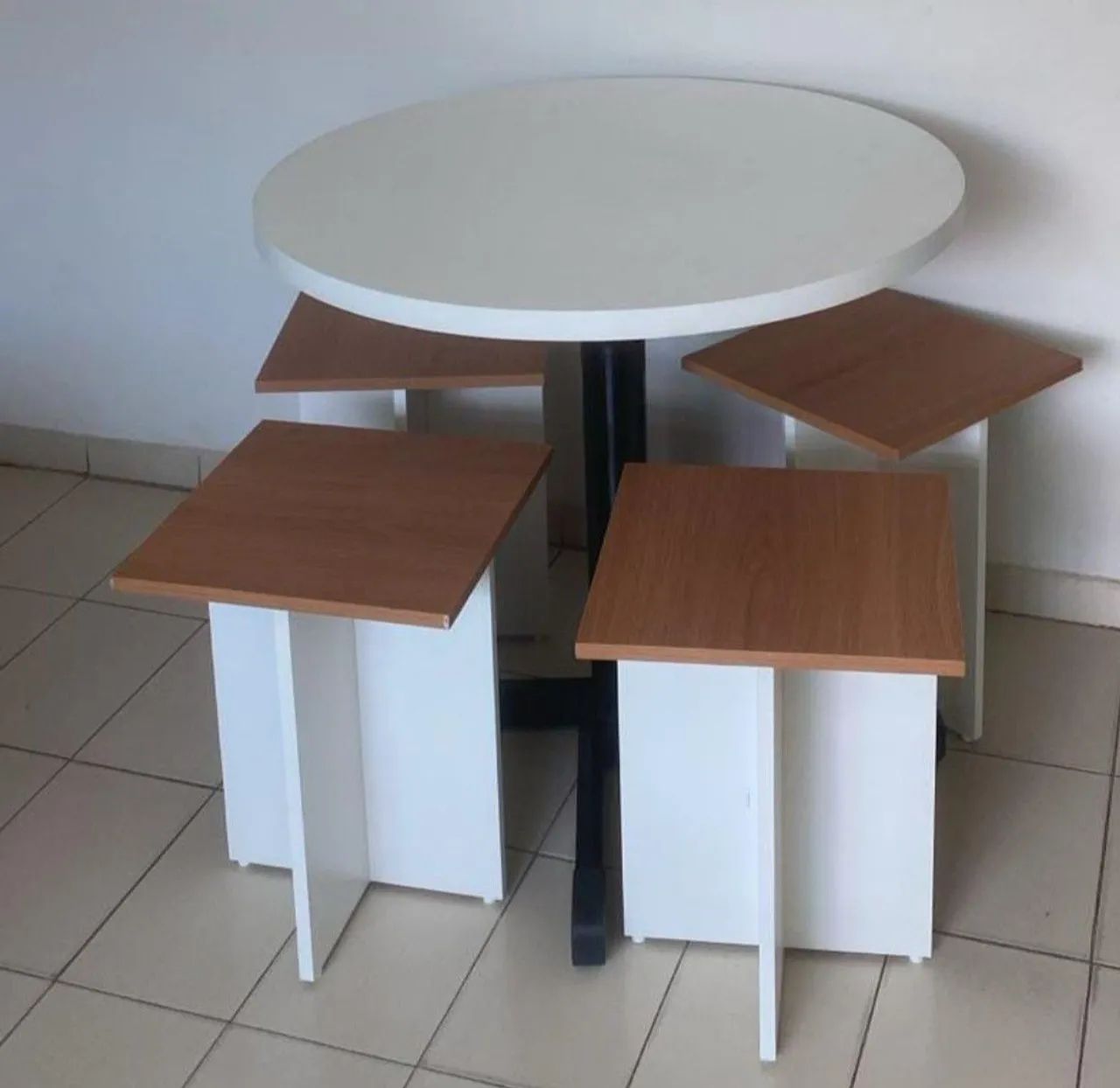 Mesa com 4 bancos em mdf