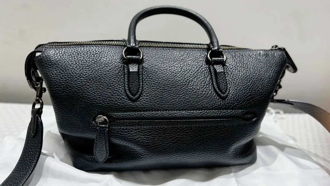Bolsa Coach preta - clássica , elegante e versátil 