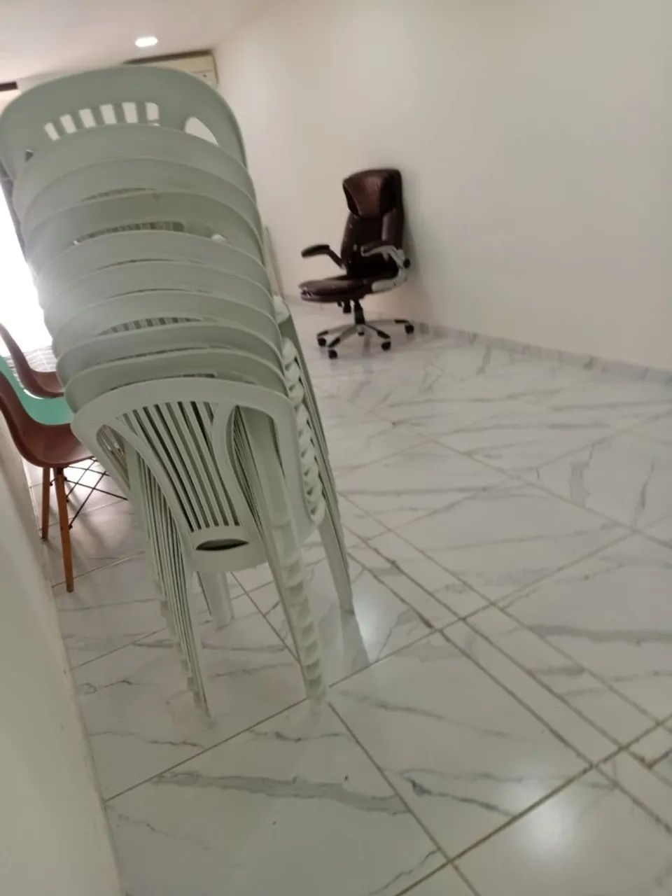 Mesa plástica branca + 10 cadeiras plásticas brancas - R$ 380 - Foto 2