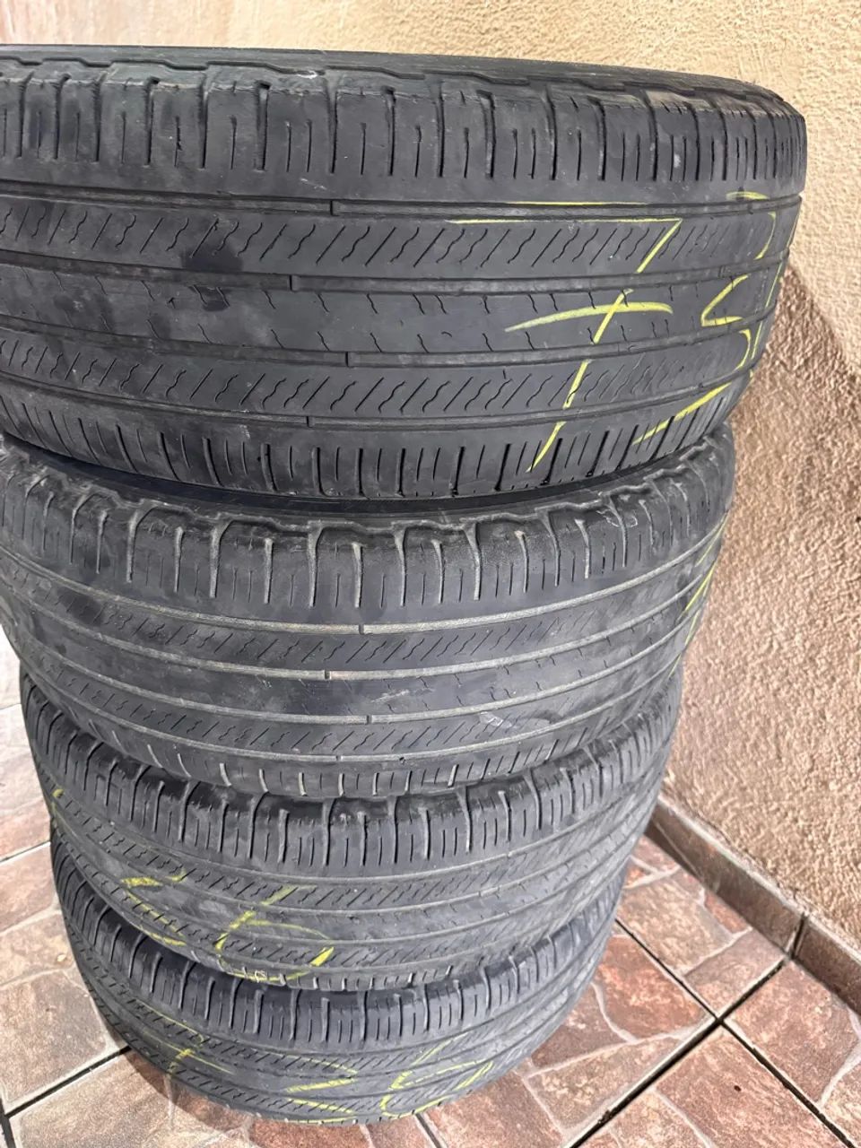 Pneu 235/60/16 - Peças para carros, vans e utilitários - Jardim