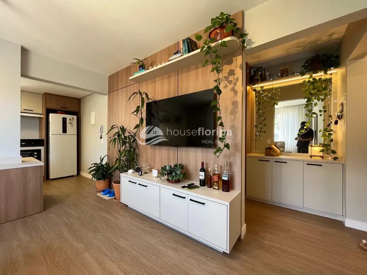 Apartamento reformado e mobiliado com 2 dormitórios, vaga coberta, vista livre e sol norte - Foto 4