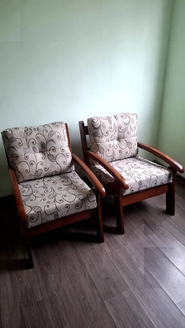 poltronas em madeira com almofadas - Foto 2