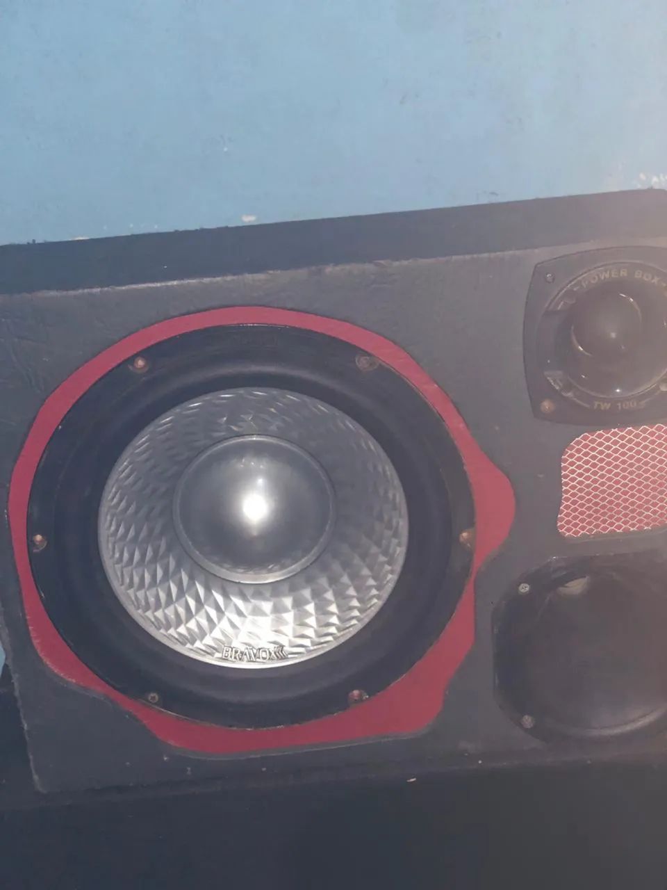 Vendo caixa de som com sub de 12 polegadas 600rms, caixa não está muito boa - Foto 3