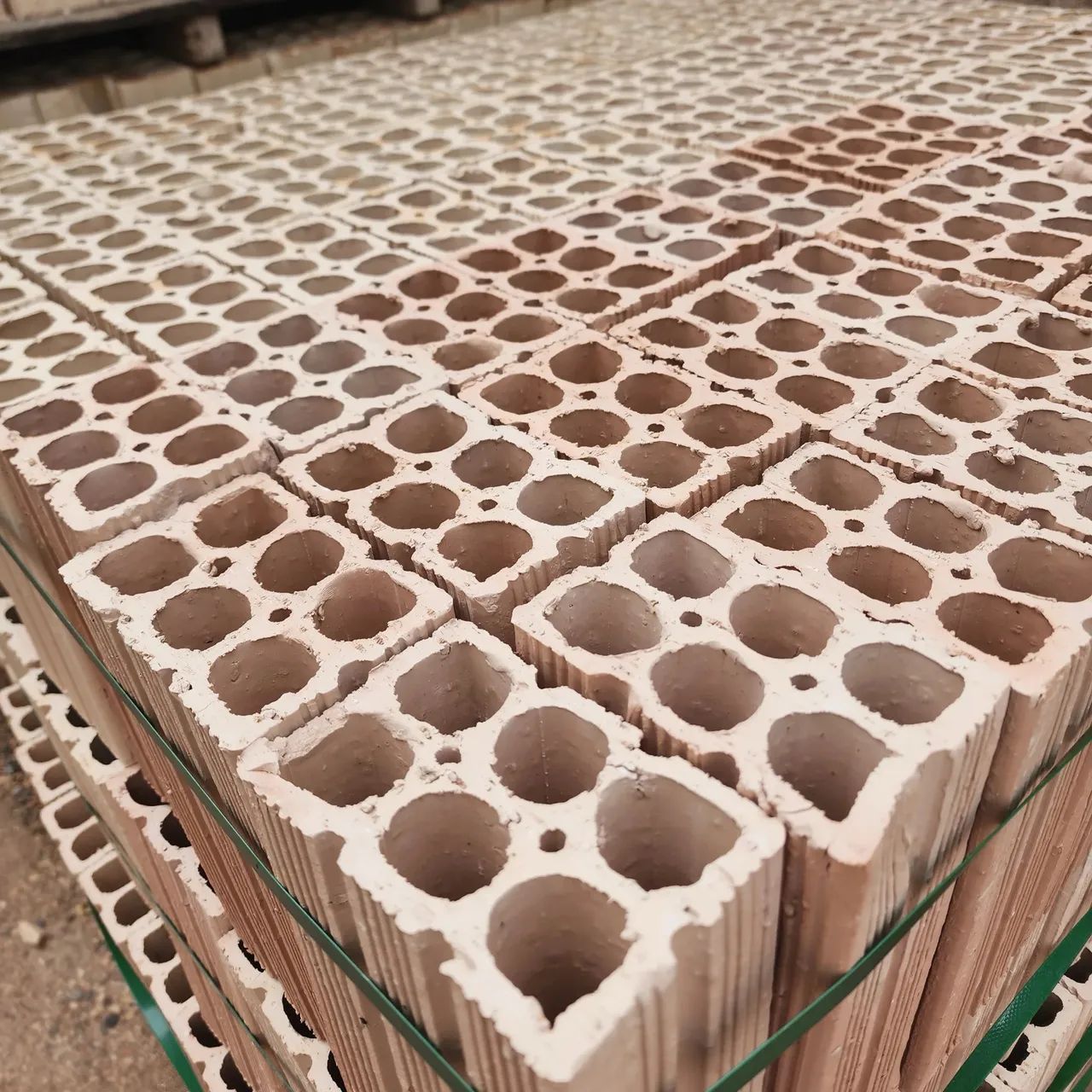 Vende-se 8 milheiros de tijolos 6 furos ,para entregar na obra