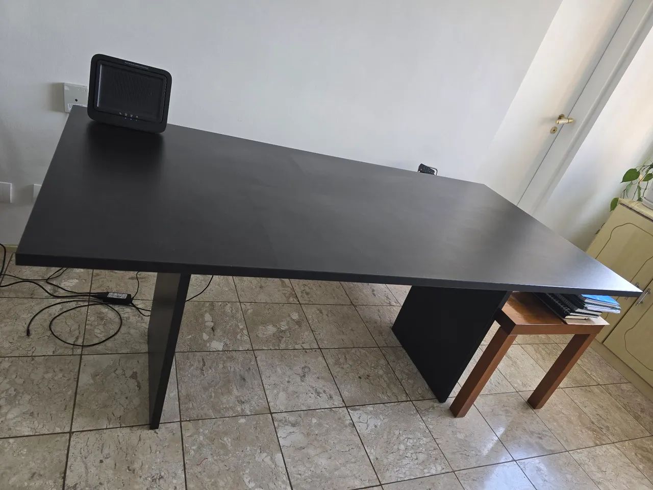 Mesa de escritório preta. 