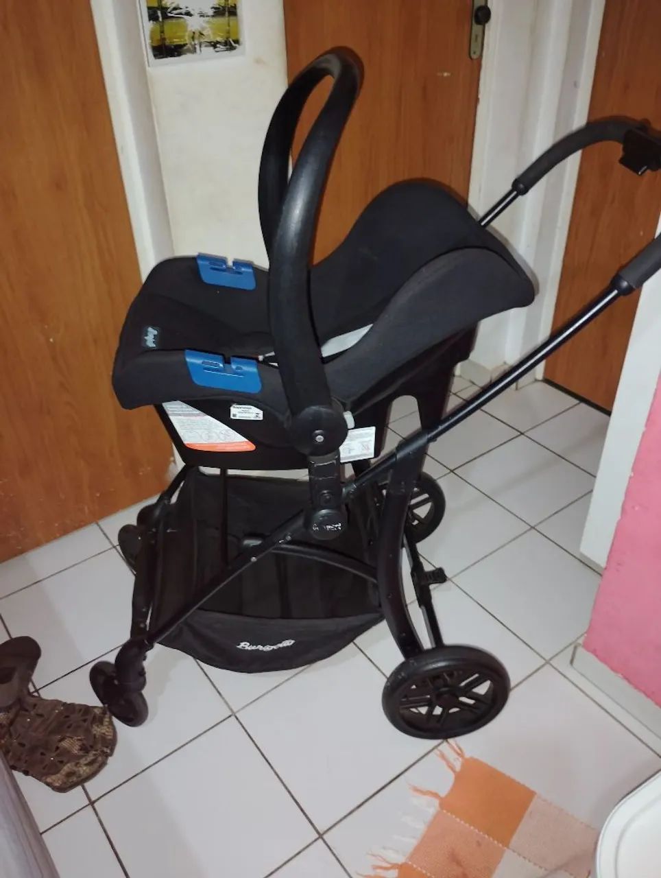 Carrinho de bebê com bebê conforto  - Foto 2