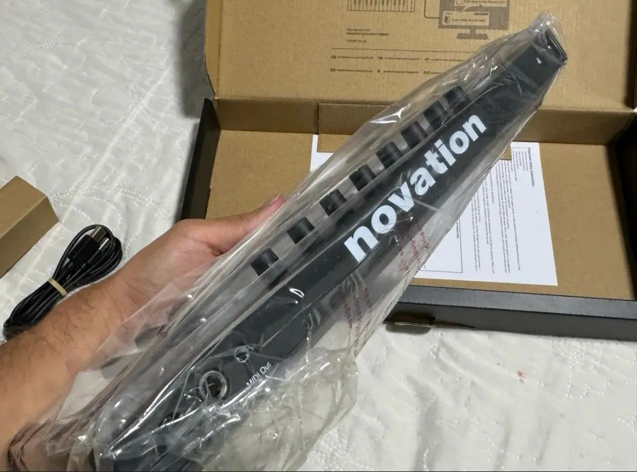 Teclado Controlador Novation LaunchKey Mini MK3 - Foto 3