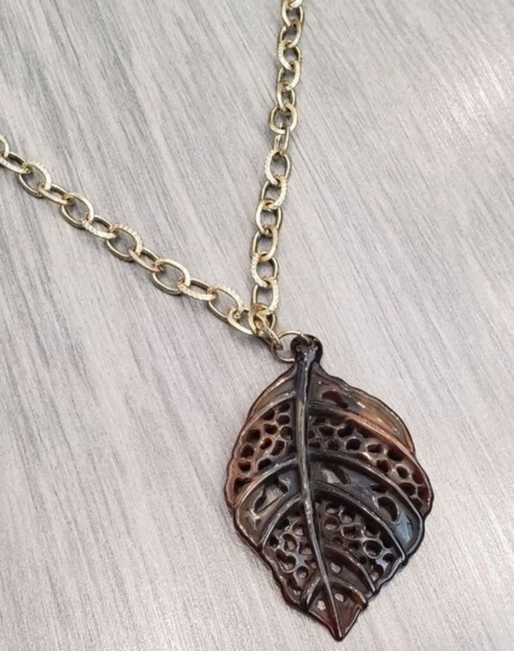 Colar Forever 21 dourado com pingente de folha - Foto 3