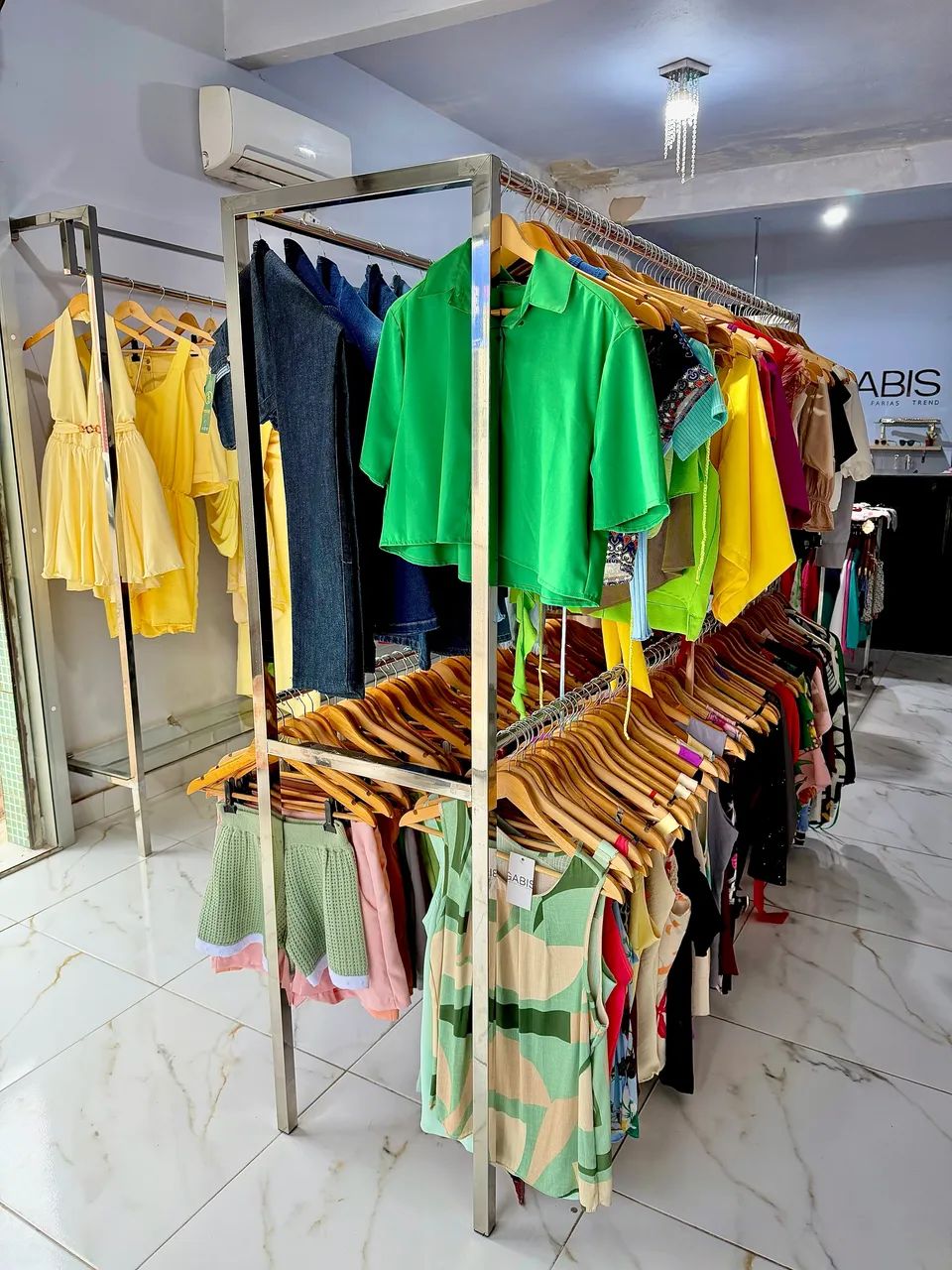 VENDO LOJA DE ROUPAS FEMININA COMPLETA - Foto 4