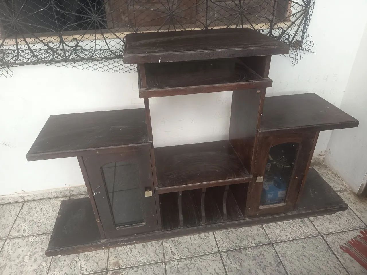 Rack antigo, mesa e cadeiras de plástico 