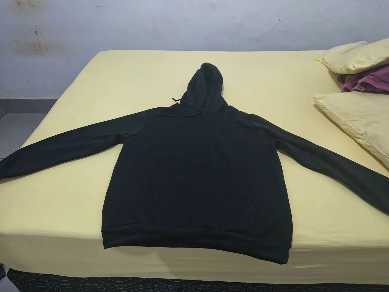 Blusa de frio com capuz semi nova 