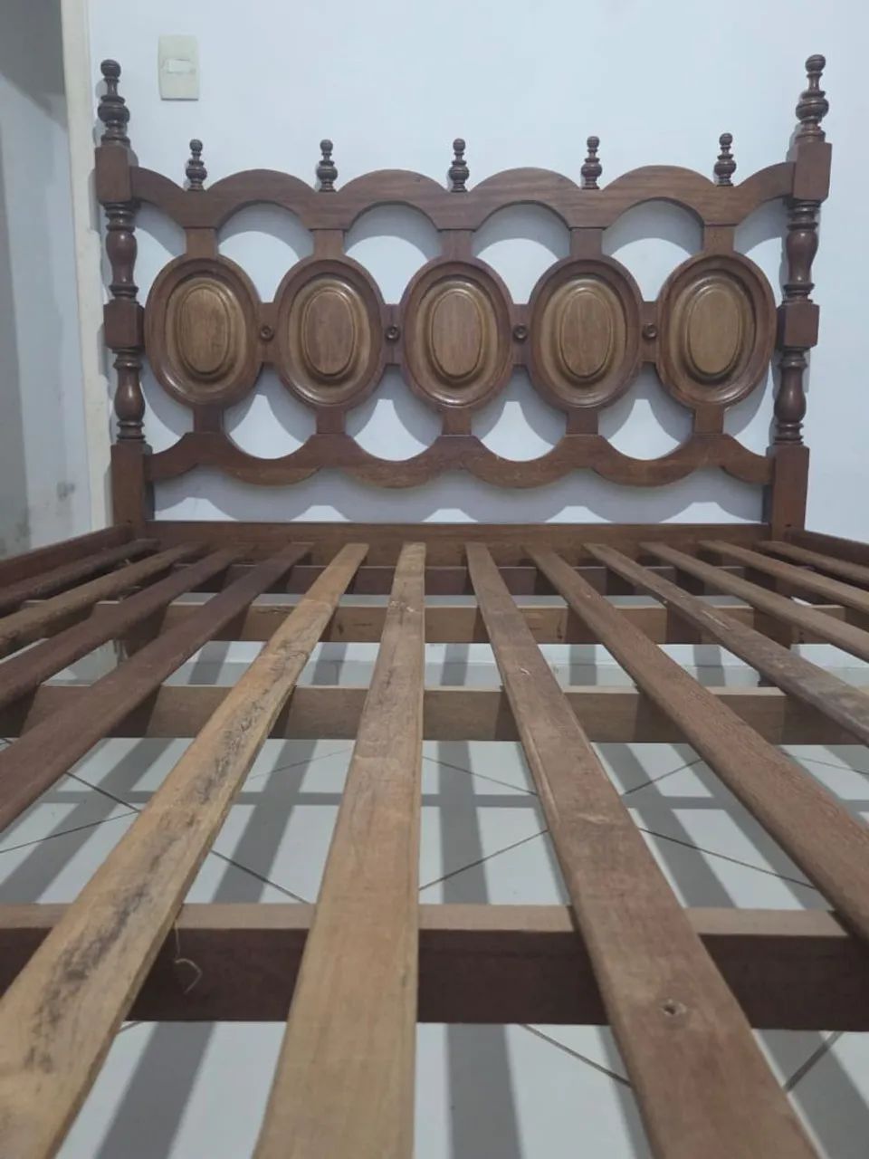 Vende cama de madeira