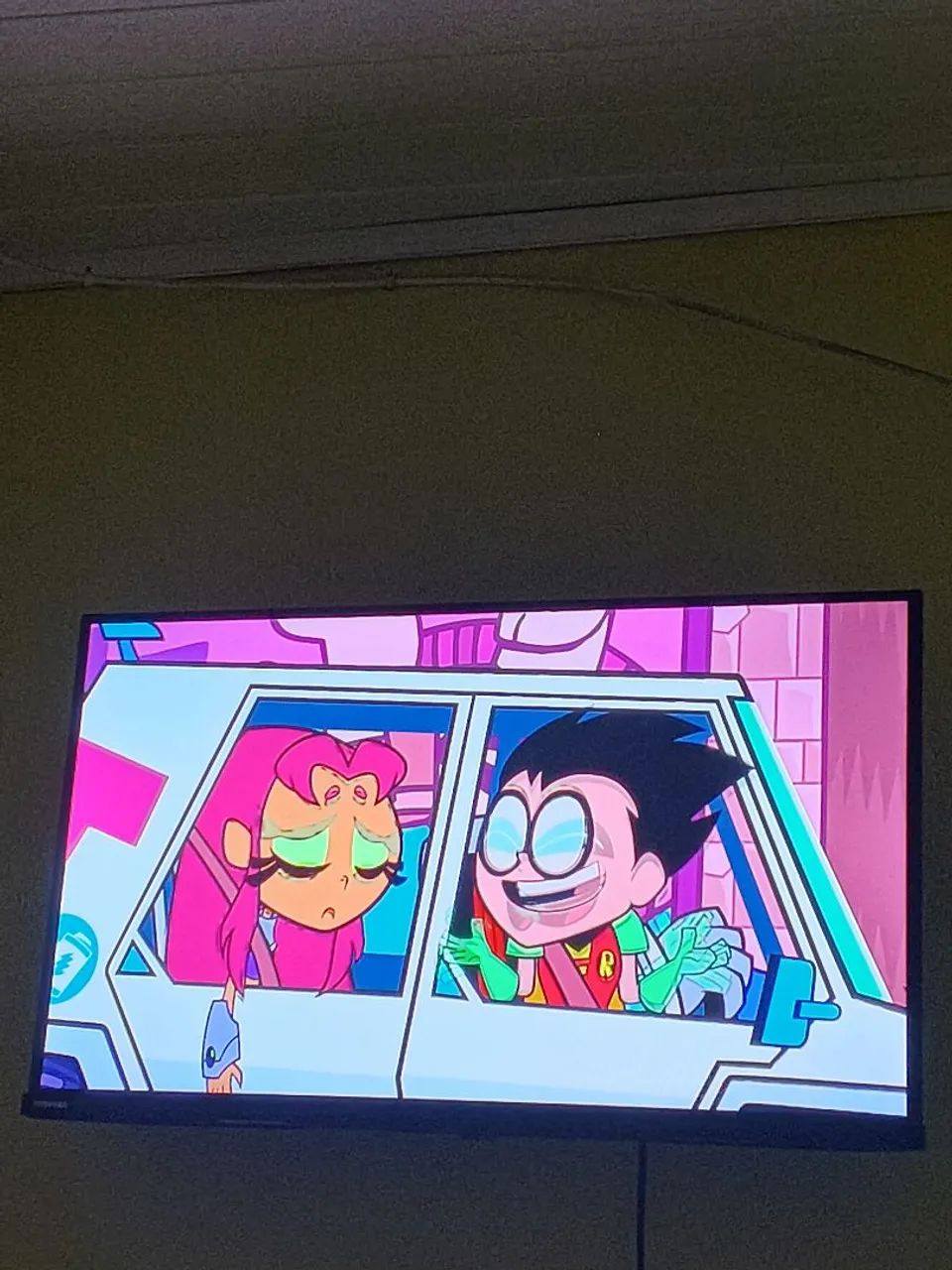 vendo uma teve nova. OBS. ela só tem 7 meses de Uso. 