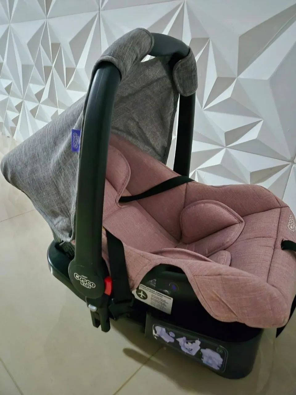 Oportunidade! Bebê conforto e base fixa Cosco