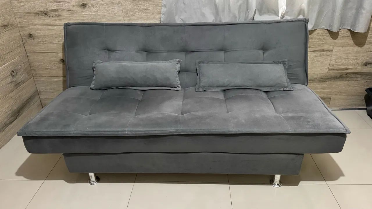 Sofá cama seminovo com almofadas