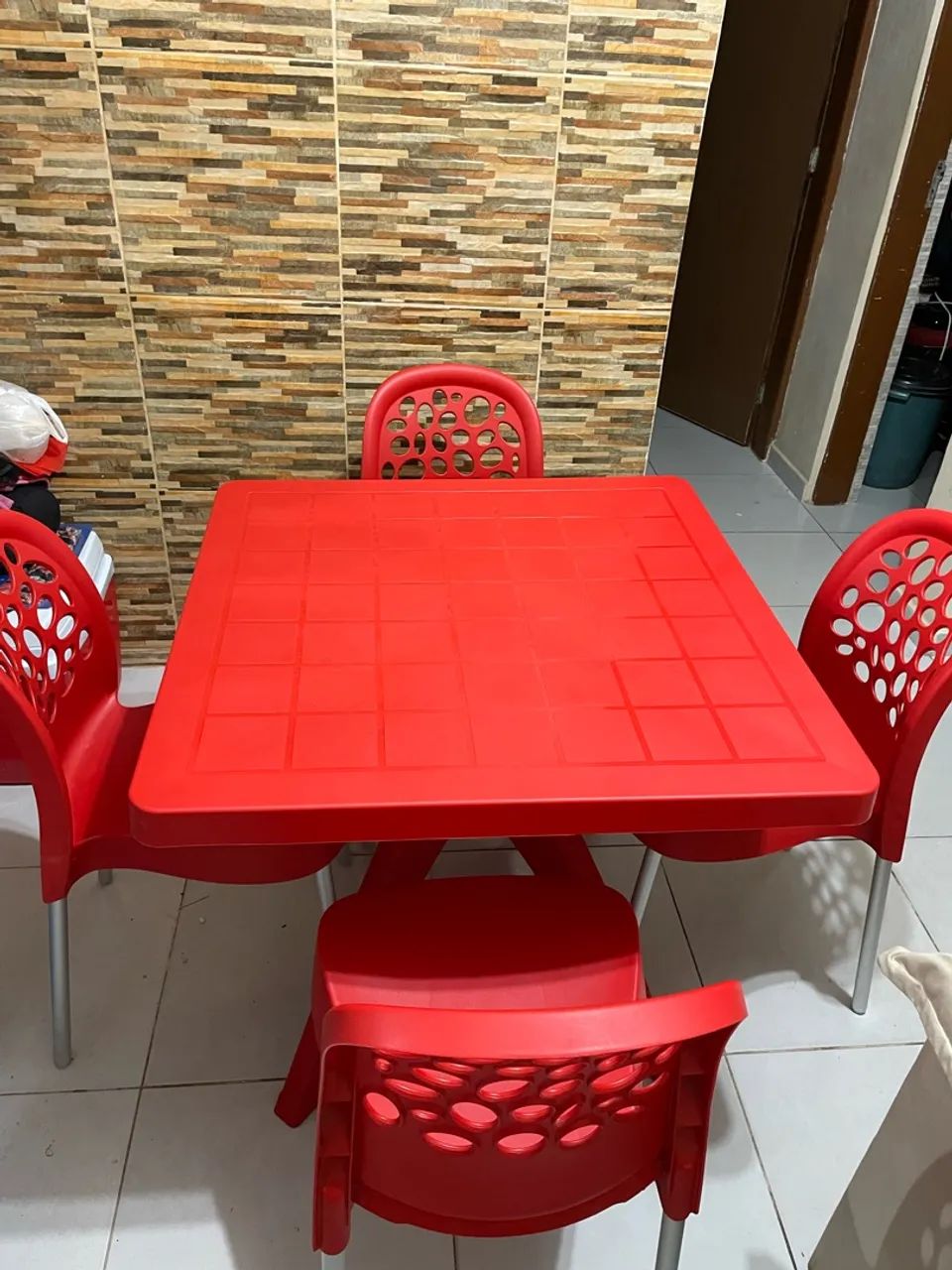 Mesa seminova com 4 cadeiras - Foto 2