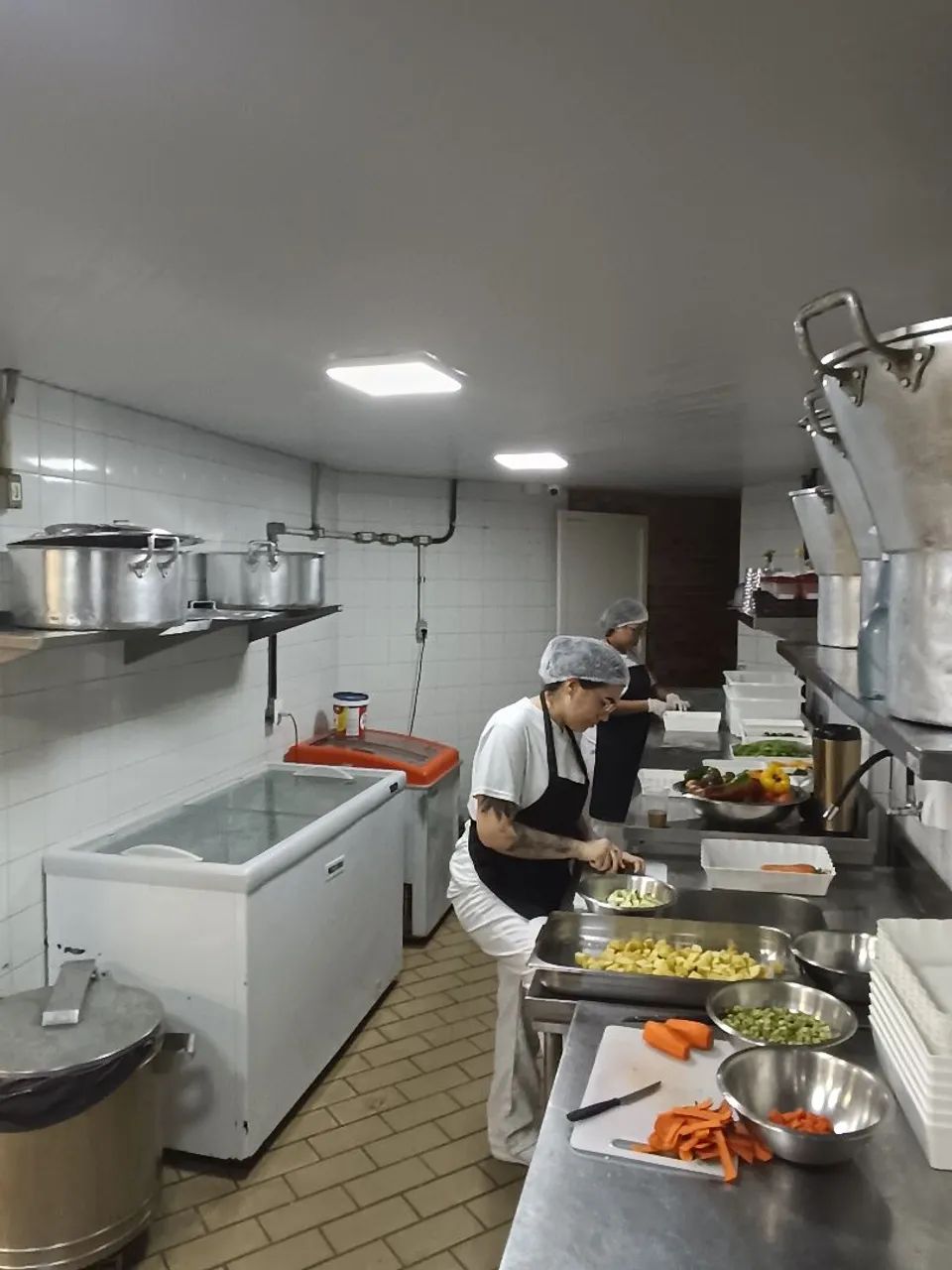 Procura-se pessoas qualificadas para trabalhar na área  restaurante.  - Foto 4