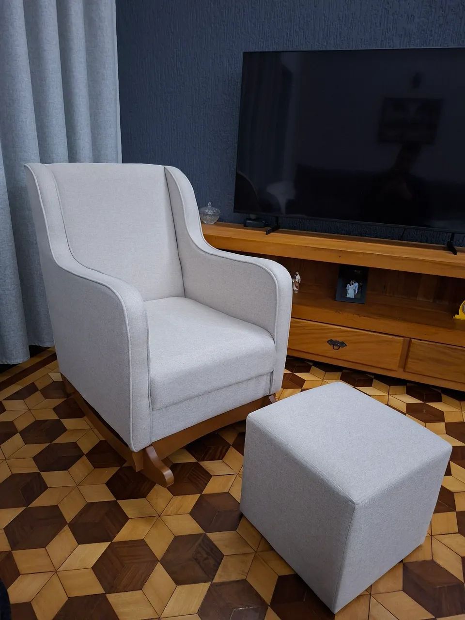 Poltrona de amamentação com balanço em tecido linho (bege) - Foto 4