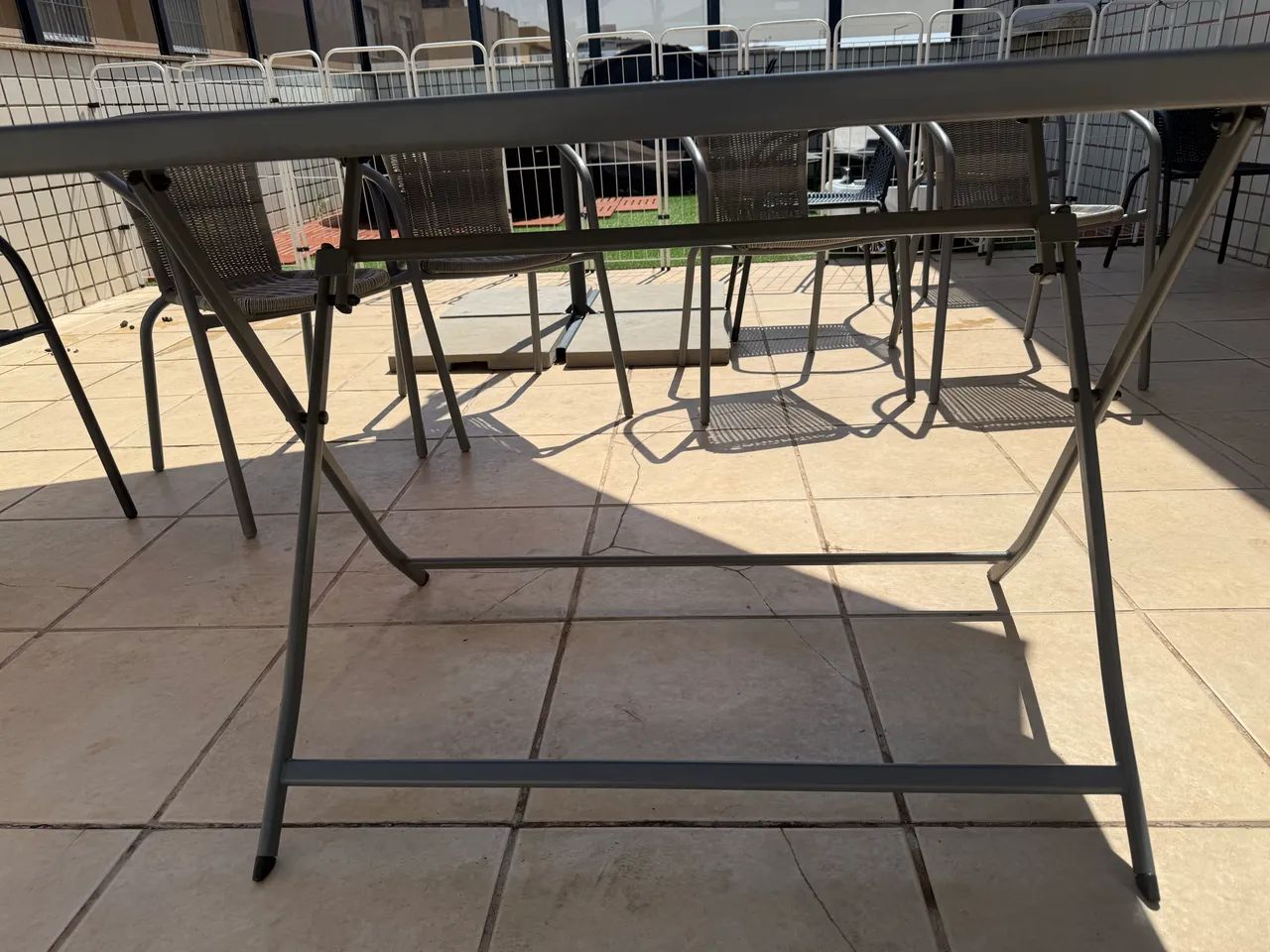 Vendo mesa dobrável em vidro e alumínio  - Foto 3