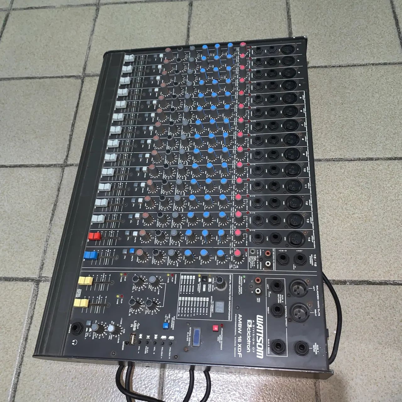 Vendo mesa de som de 16 canais bem nova  - Foto 2