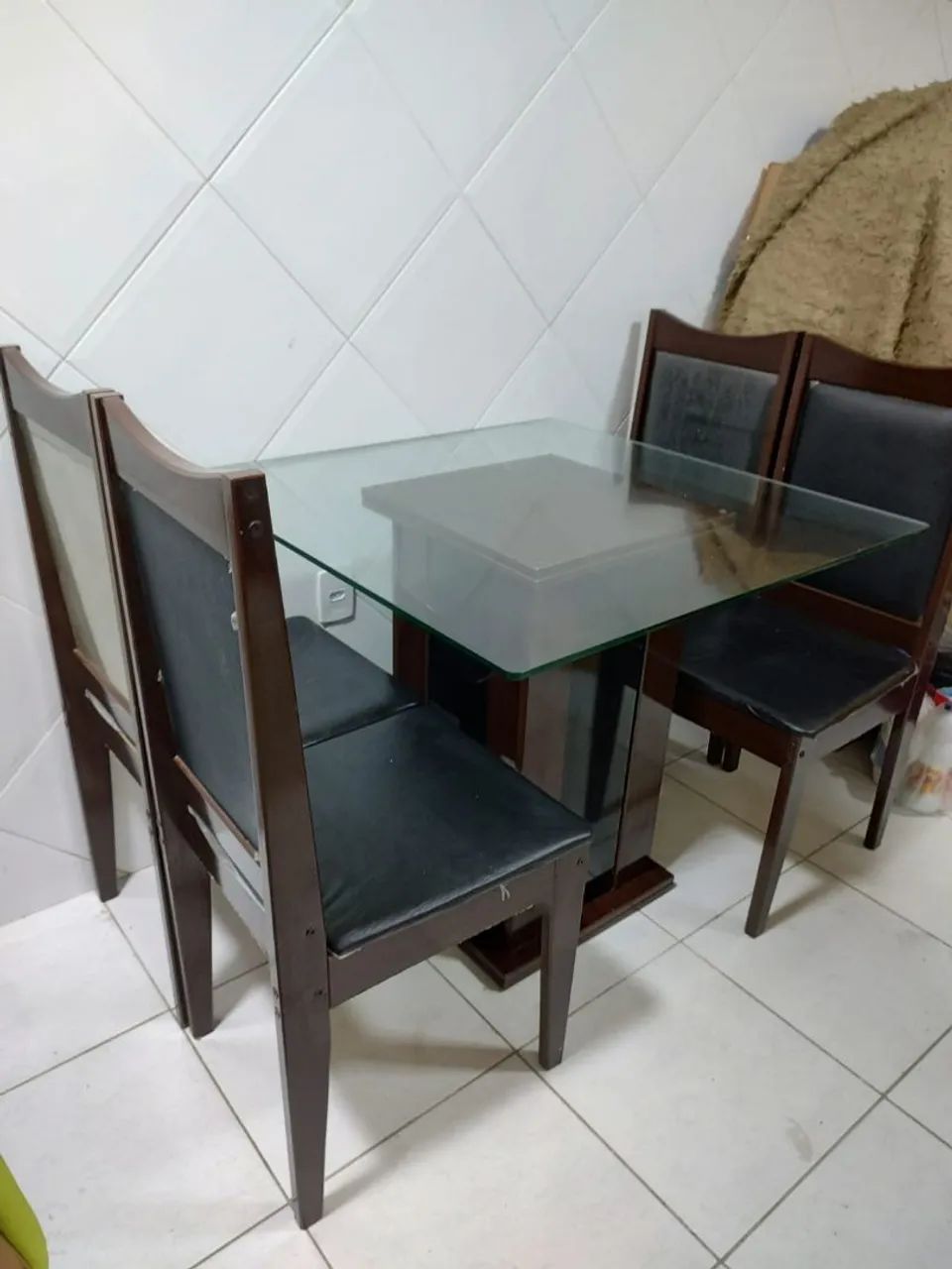 Mesa de vidro com 4 Cadeira  - Foto 3