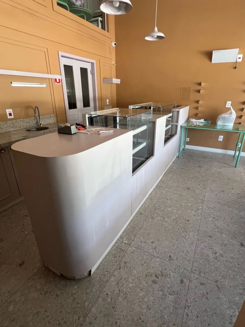 Móvel com vitrines refrigeradas 