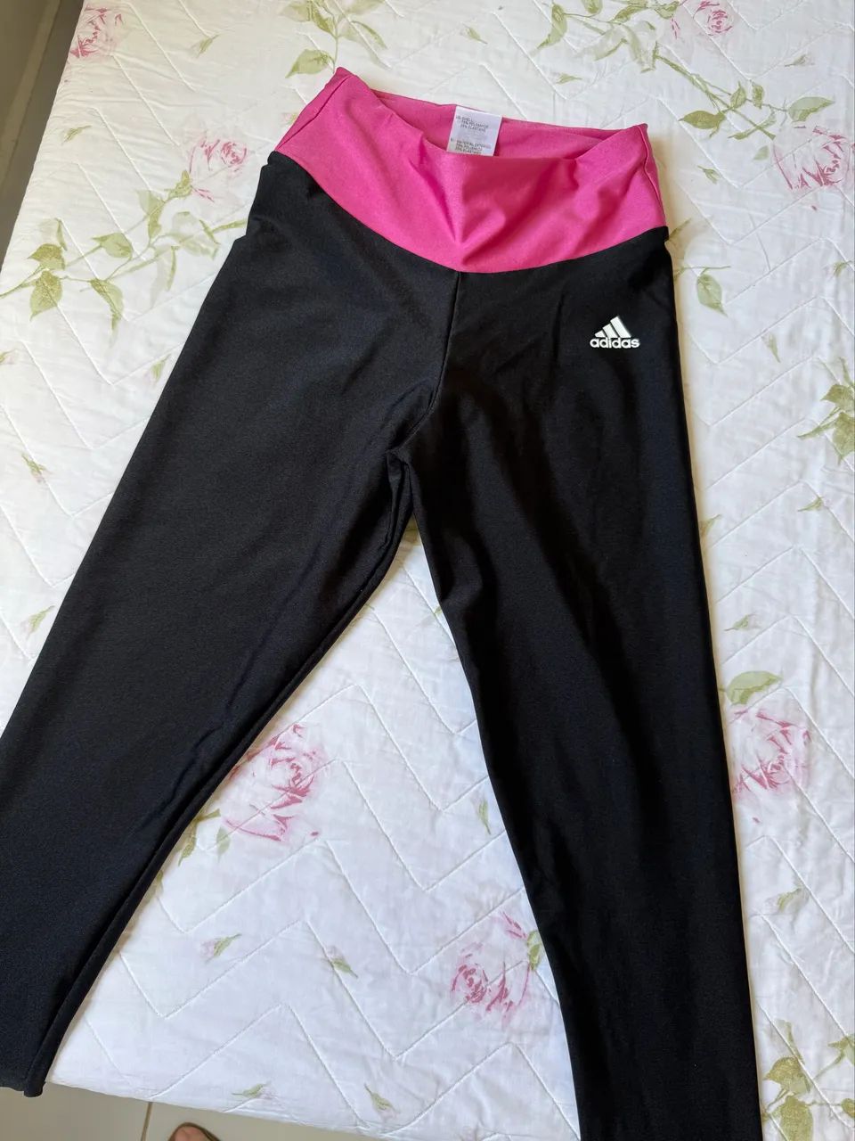 Calça legging preta com rosa- adidas 