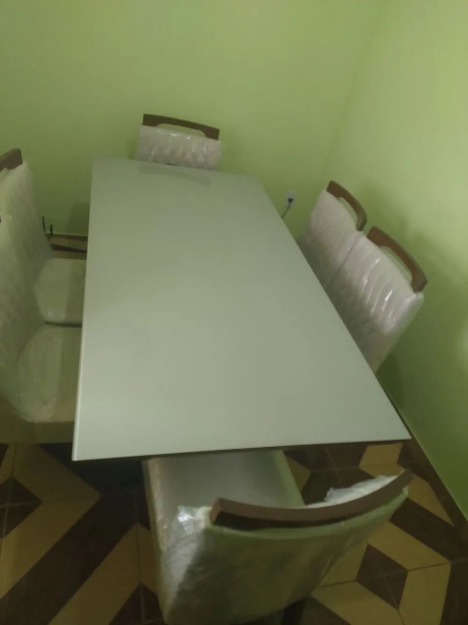 Conjunto de mesa com 6 cadeiras. - Foto 2