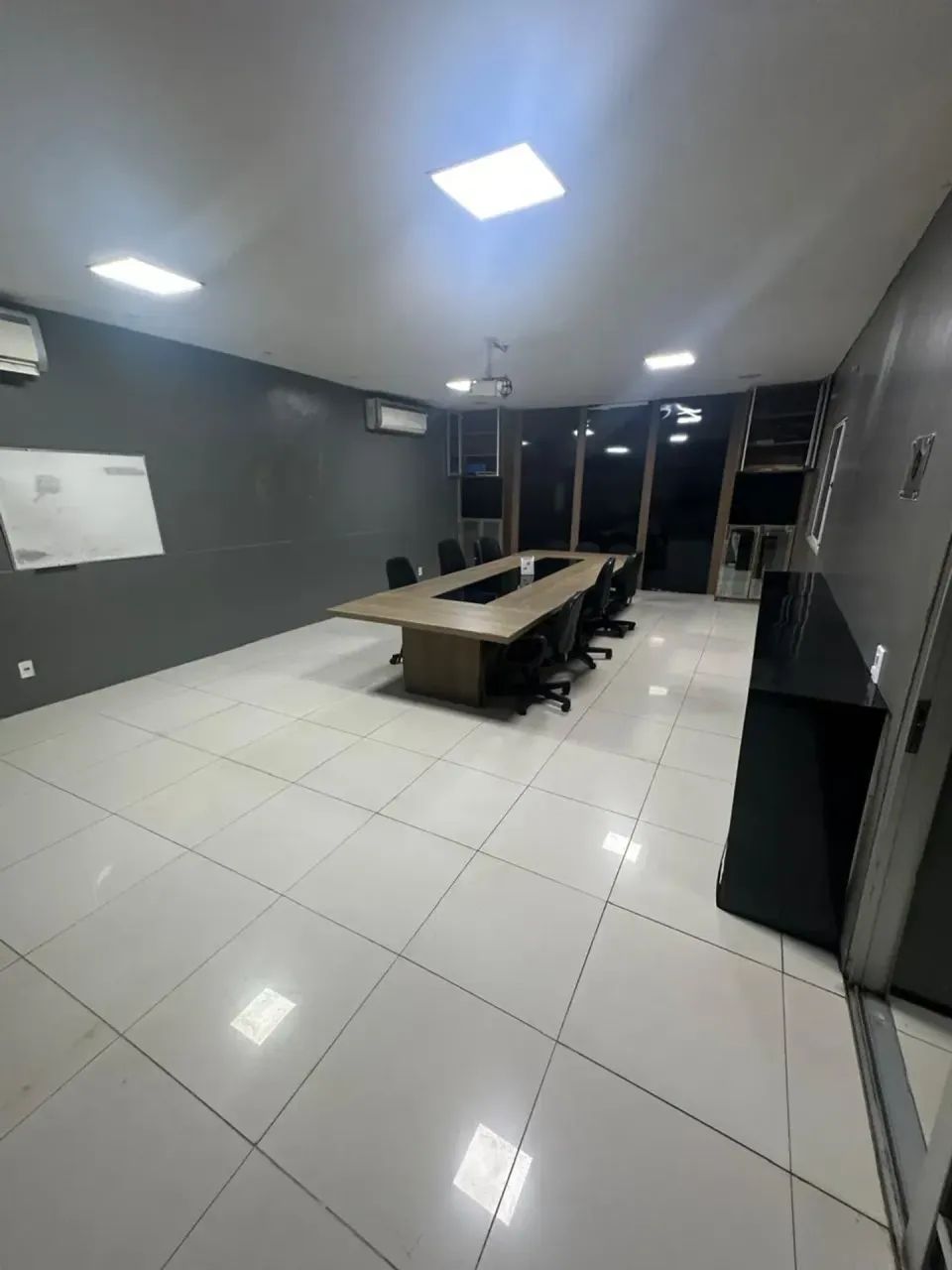 ALUGA-SE EXCELENTE PRÉDIO COMERCIAL- no Centro da cidade, próximo à Beira-Mar